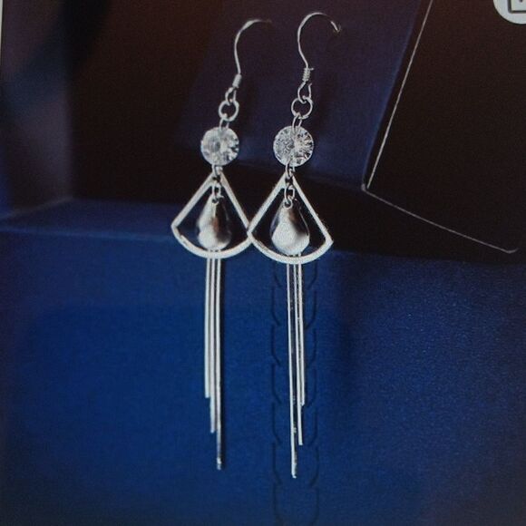 LE YI Drop Dangle Earrings New In Box - Picture 5 of 6